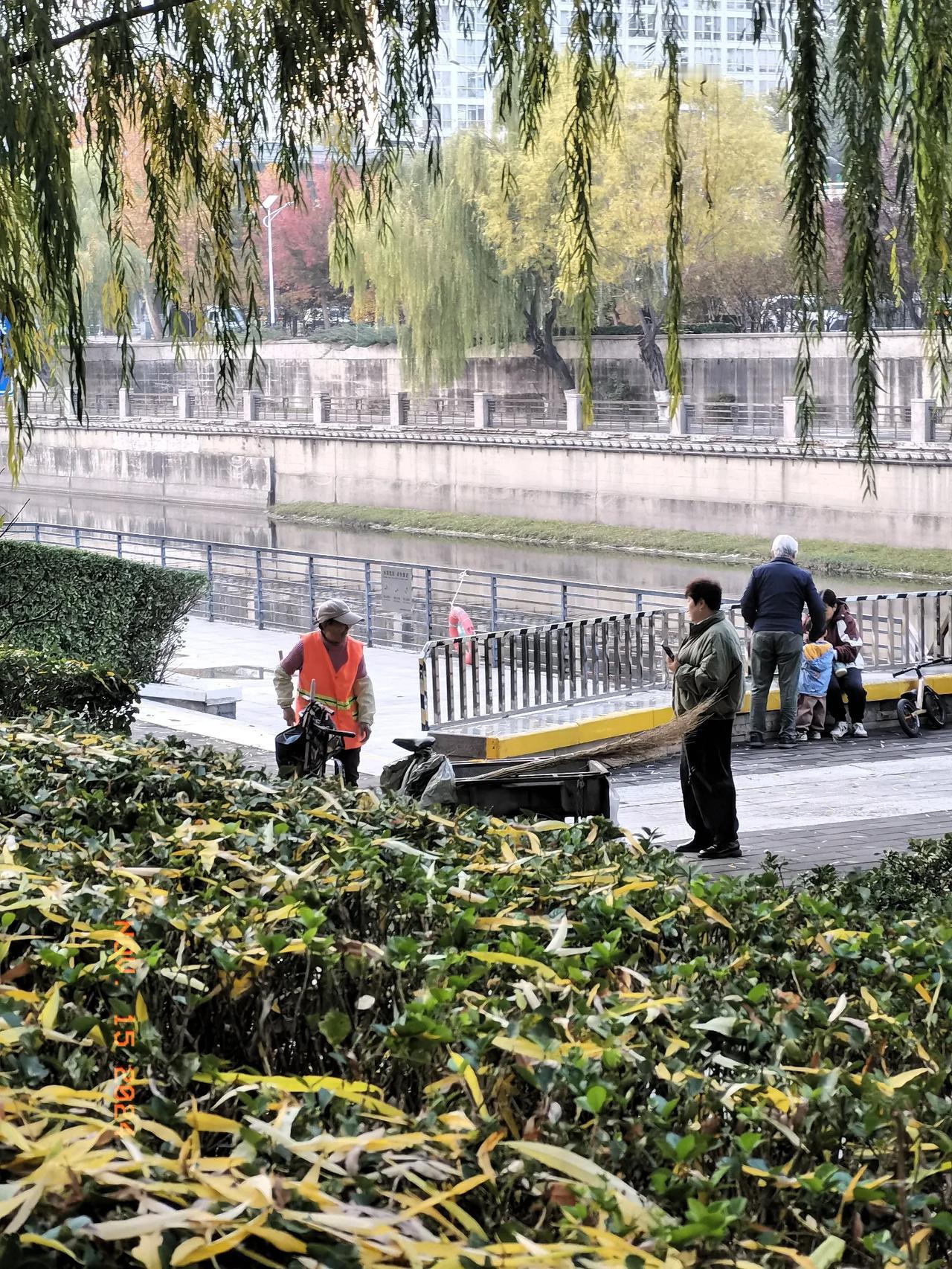 北京老北漂的生活纪实。
照片上的这个北京公园的环卫工人姓赵，今年67岁，来自河南