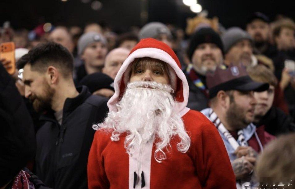 五大联赛足球 节礼日仅安排一场英超比赛，队报：英格兰球迷对此强烈不满。四十三年来