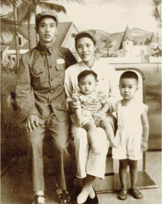 1947年，30岁的解放军师长周志坚，迎娶19岁的女护士，谁知新婚当夜，周志坚却