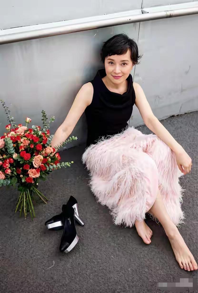 全网都在夸吴越的脚丫子很漂亮。我也觉得吴越的脚很美丽很秀气的。十个脚指头很纤细，