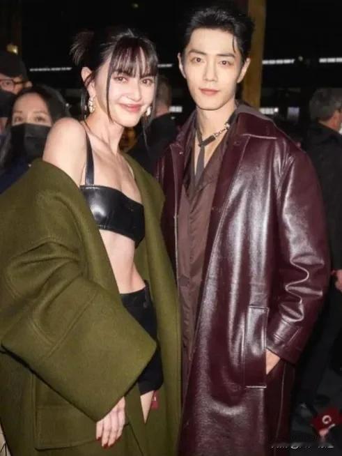 肖战身边这个女人，不知道是谁？只听说是名模。
我一点也感受不到她的魅力，只觉得好