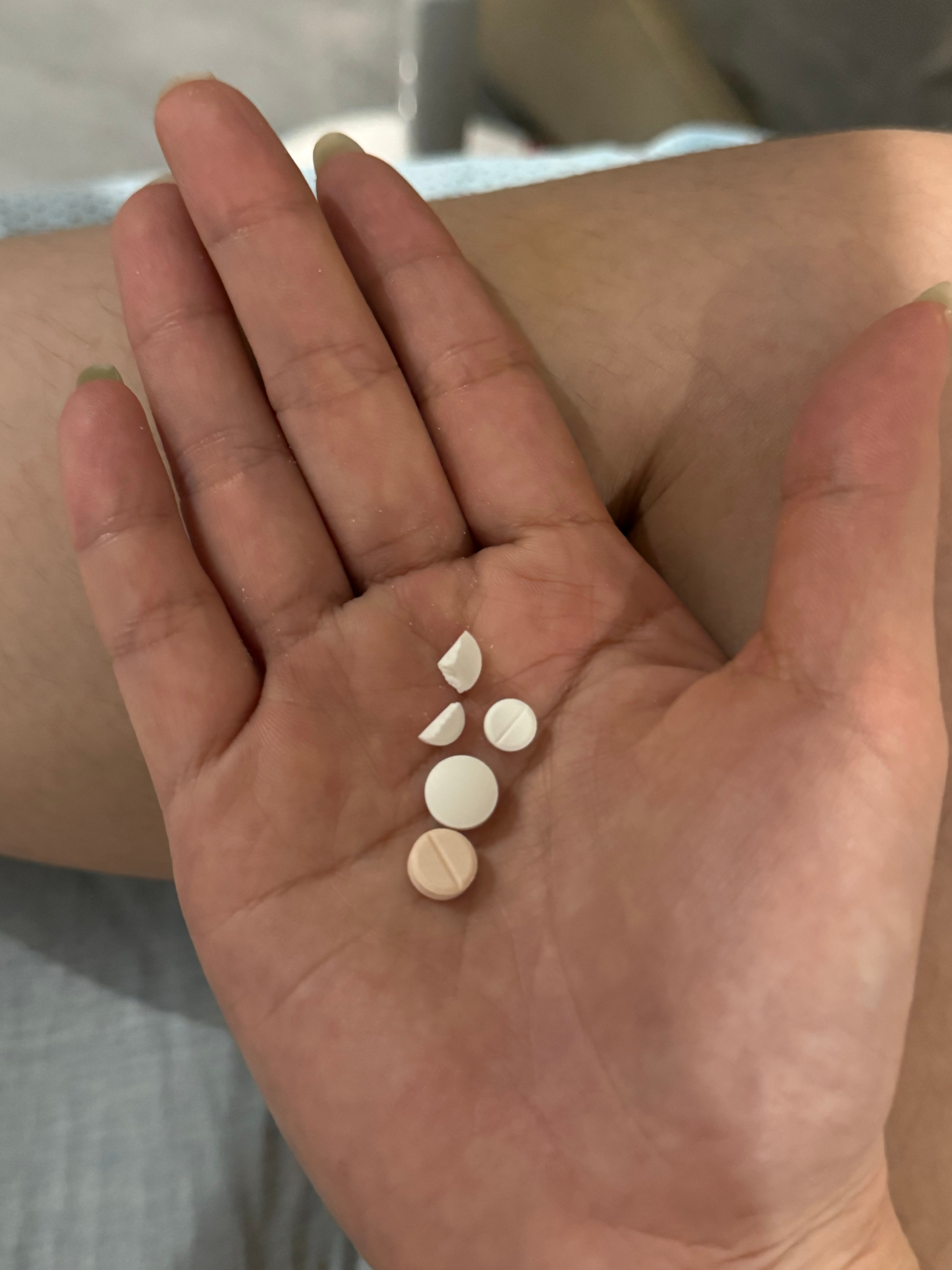 P1现在睡觉要吃这么多药了吗！！p2打着电话唠些没边的嗑突然手表“叮”提示 此刻