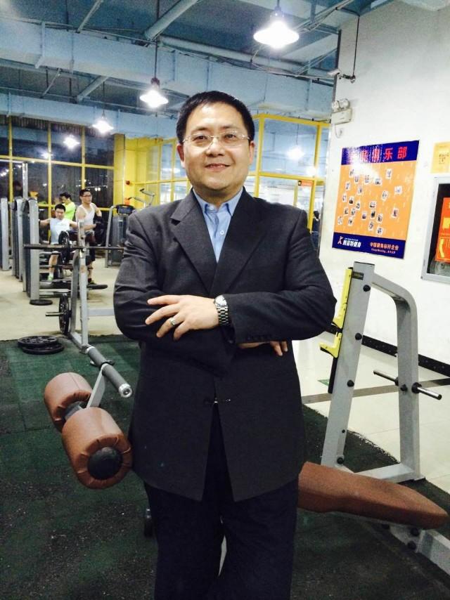 前段时间我的钻戒上很多污渍，就去了南昌亨德利钟表店，请师傅帮清洗一下。

顺便问