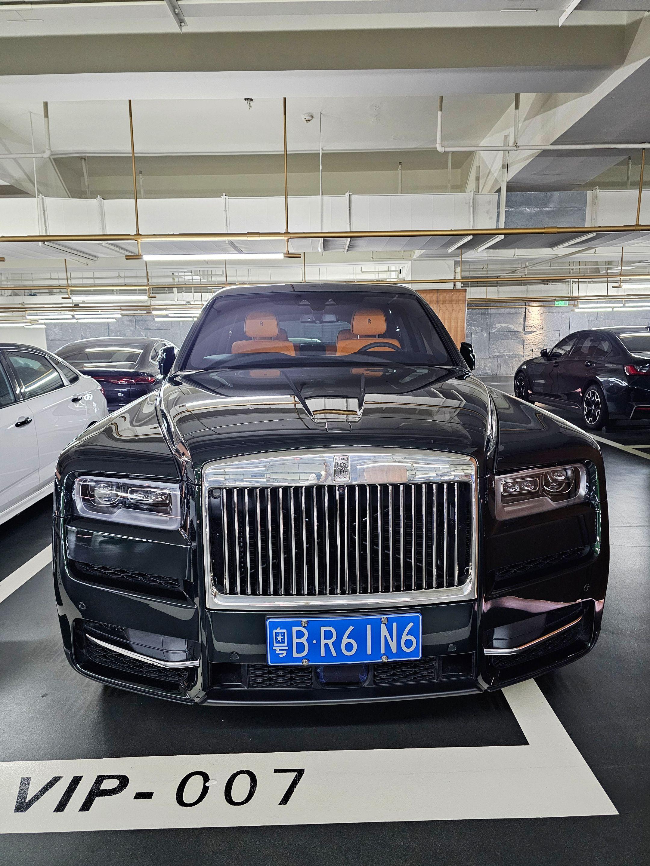 在深圳某地库偶遇大佬座驾劳斯莱斯库里南，翡翠绿的外观金色双腰线和双拼色...