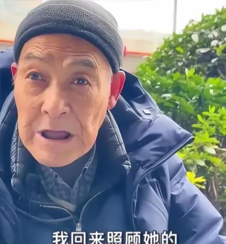 “滚回你的美国去！”2022年，一个行动不便的老人，坐着轮椅，搭乘美国航班不远万