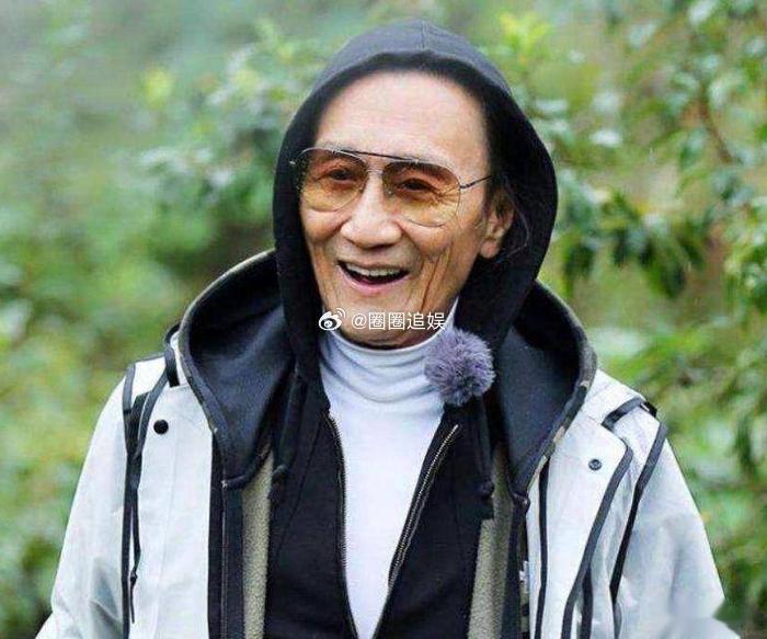82岁的谢贤把钱甩在32岁女友CoCo面前，霸气说道：“给你2000万损失费，我