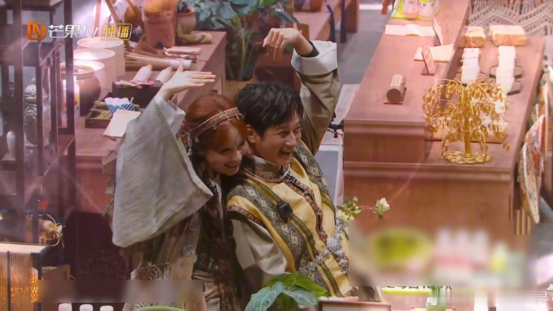 大张伟嗑cp贴脸开大大张伟被嗑到的cp发糖就这样幸福 大张伟简直是嗑糖代言人，看