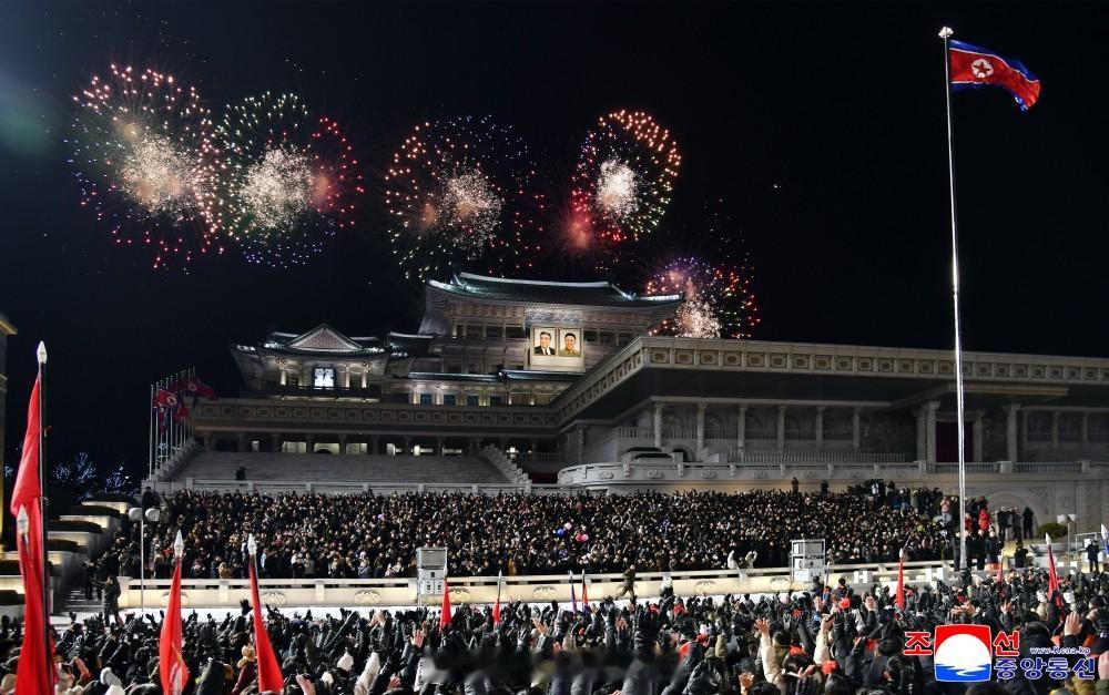 ２０２６年新年升国旗仪式暨烟火晚会举行朝中社平壤１月１日电　召唤千万人民踊跃投身
