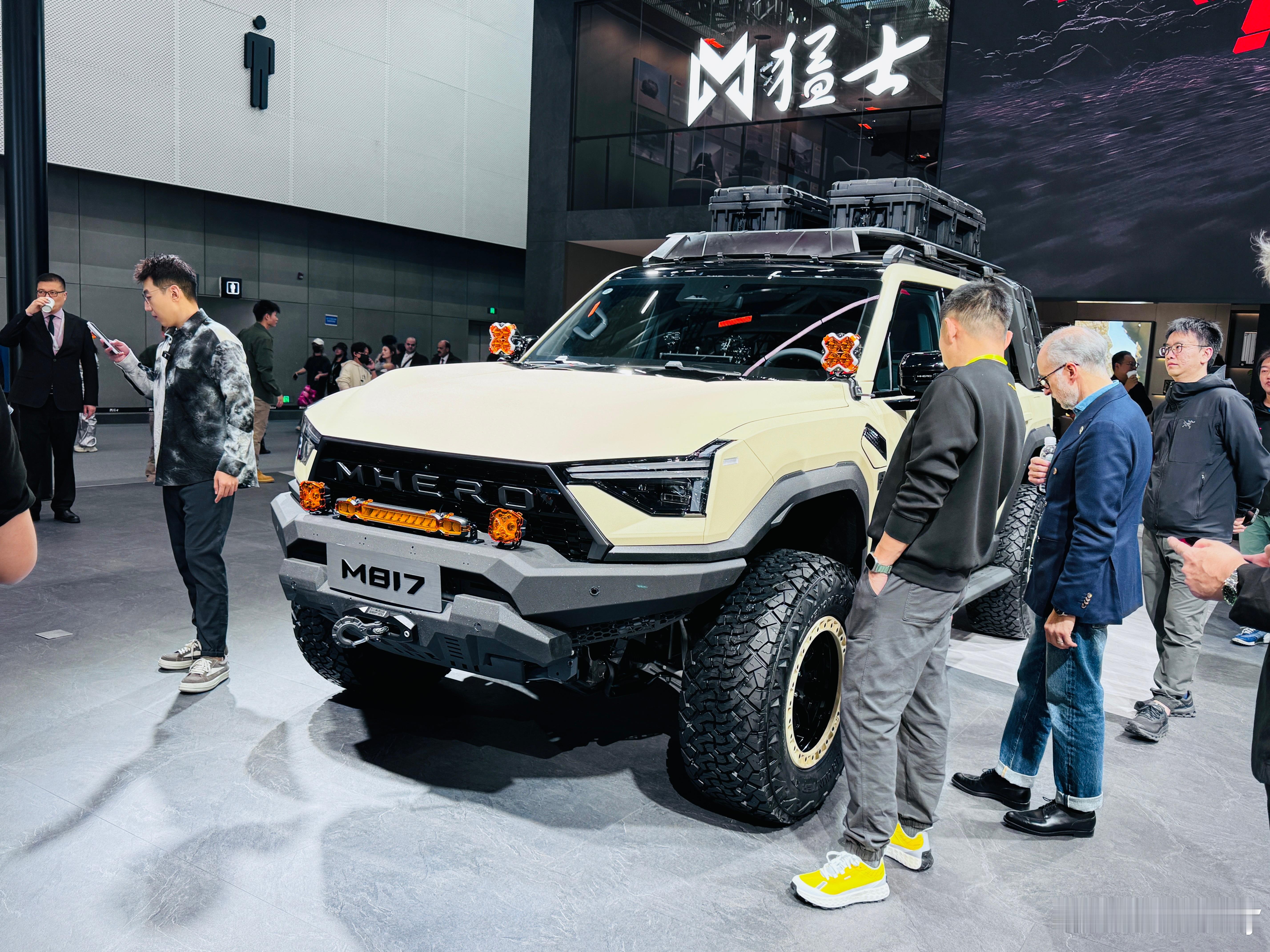 东风猛士M817这次出了个HERO版，更硬核可玩性更高，拓展性更强，之前的版本由