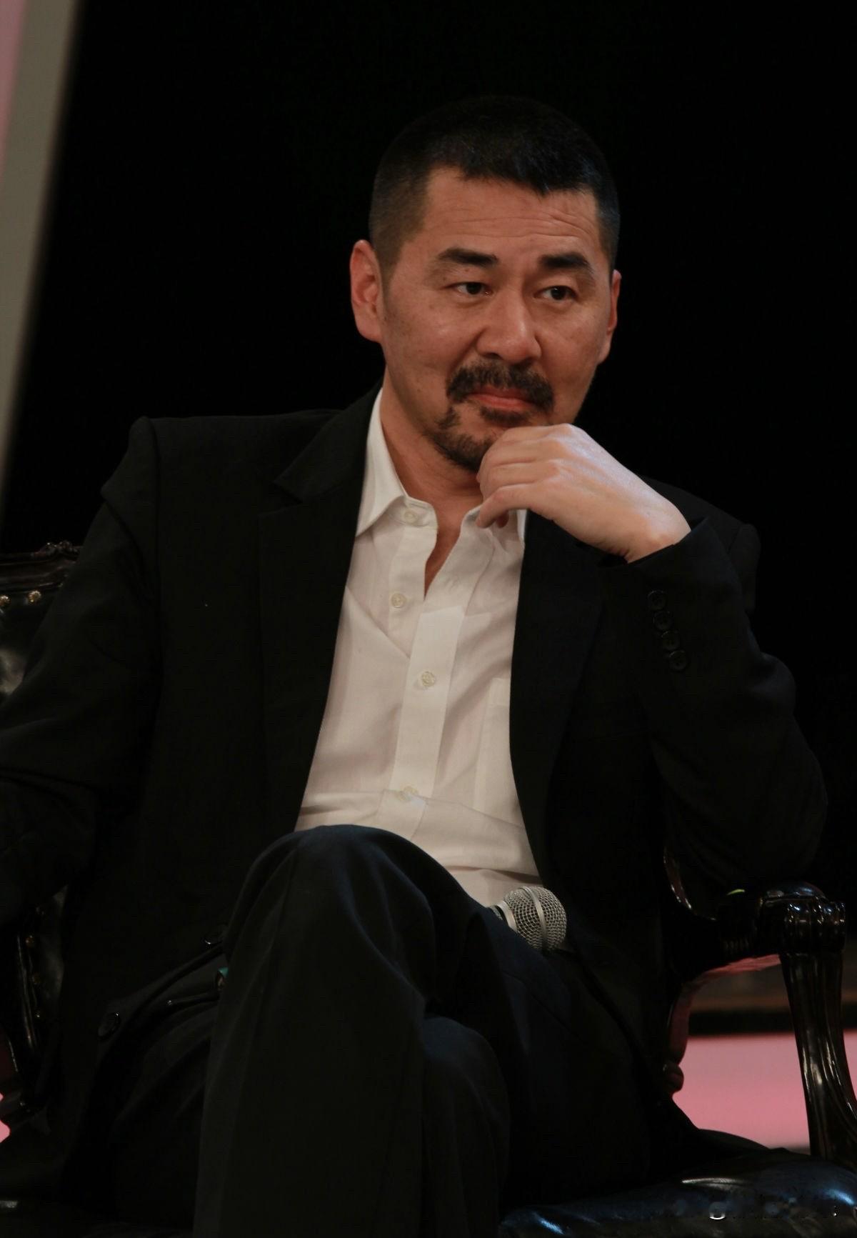 陈建斌，蒋勤勤
因《乔家大院》结缘
从片场互怼的欢喜冤家，走到相守多年的伴侣
一