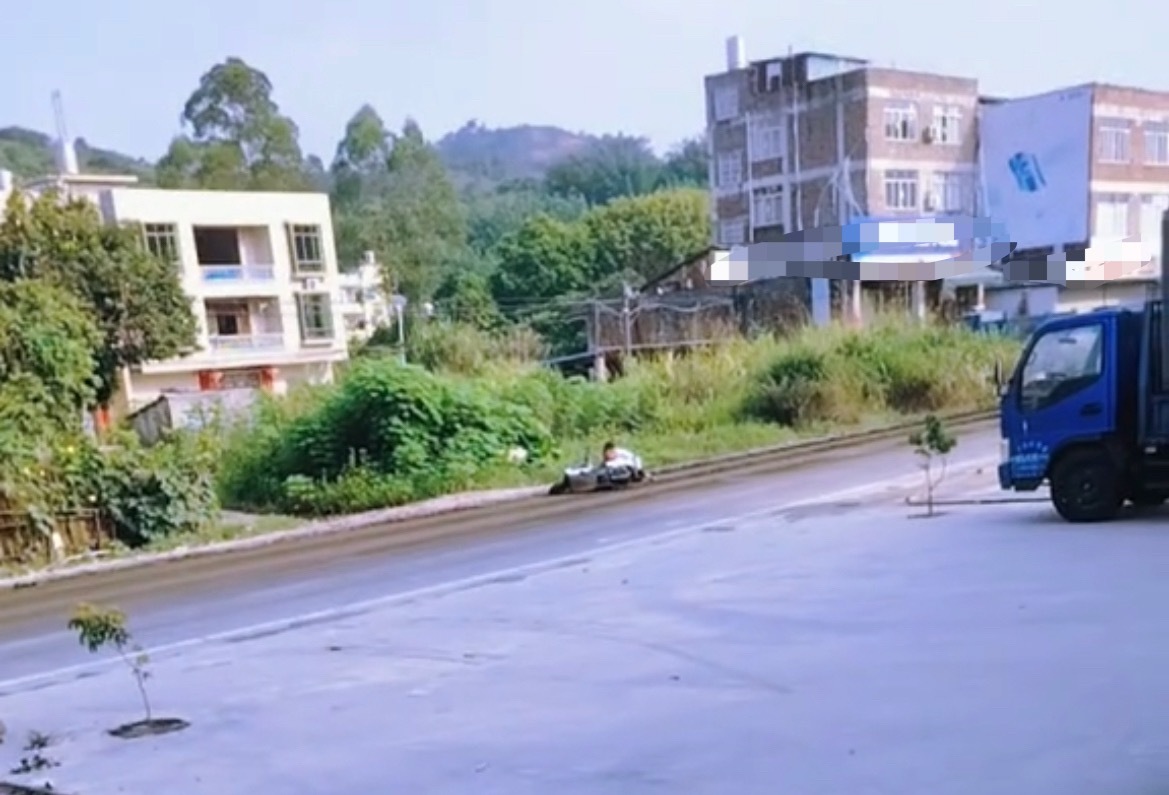 玉林某道路掉一地疑粪便有多人骑车摔倒 玉林