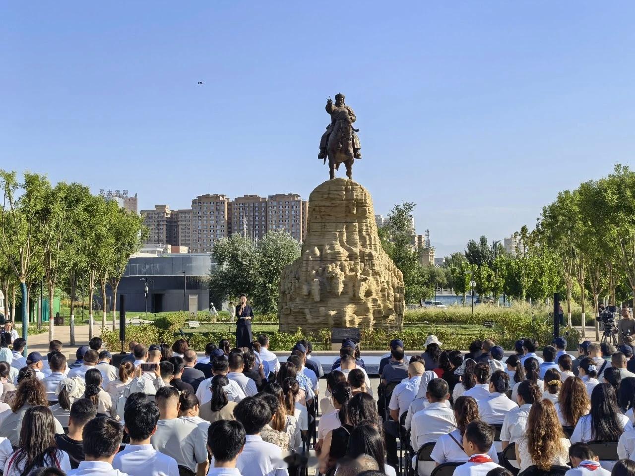 左公精神有了具象模样左公的寸土不让被雕塑永久定格左宗棠与边疆治理百年风沙，吹不淡