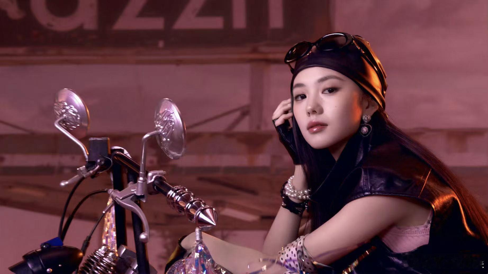 刘浩存酷girl微醺妆金鹤龙为刘浩存化的酷girl微熏妆金鹤龙为刘浩存化的酷gi