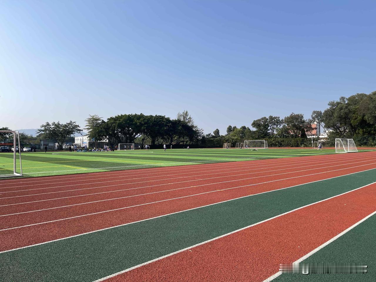 请用一句话概括一下，什么是幸福可以在人生的跑道上尽情奔跑，每个人的轨迹或交集，或