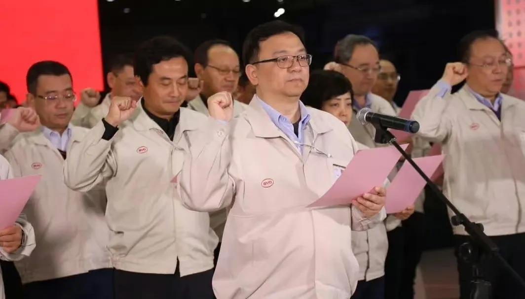 比亚迪的工装文化和誓师大会代表了东方人踏实勤奋，为了目标一步一个脚印不屈不挠的精