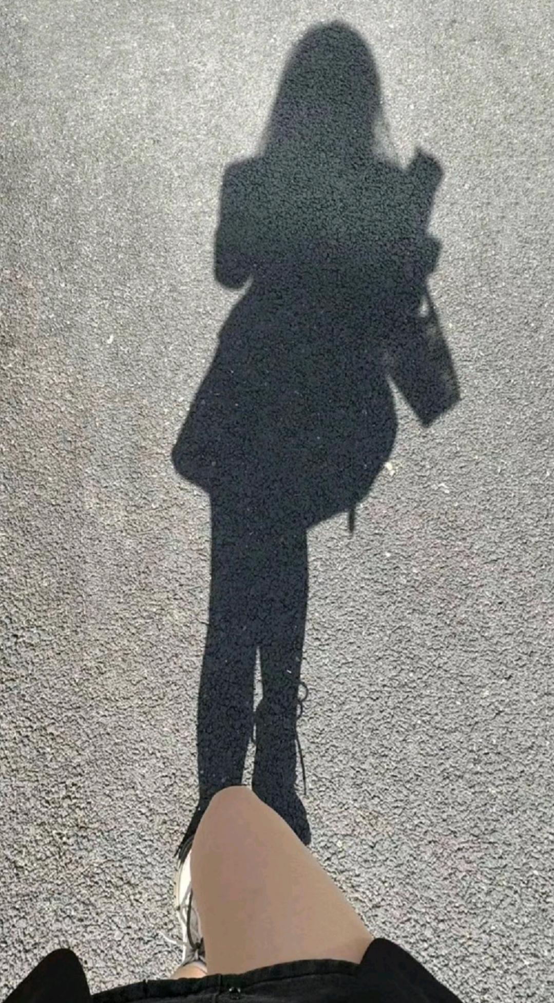 阳光下的影子，漫步在街头，享受美好时光。🌞👗👠