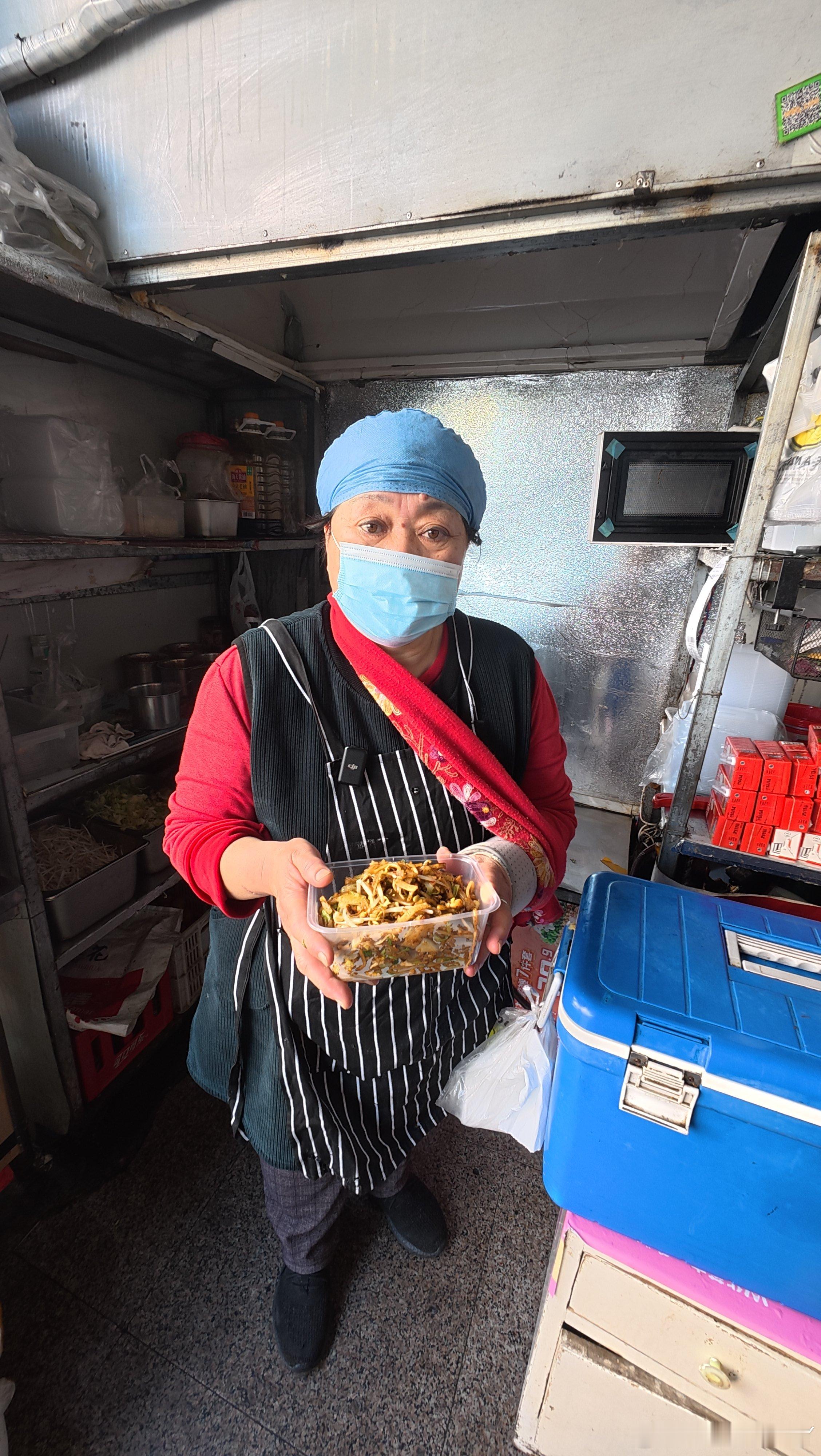 河南六旬阿婆单手炒粉救孙63岁阿婆为救孙子炒粉13年 世间最朴素的亲情不过如此，