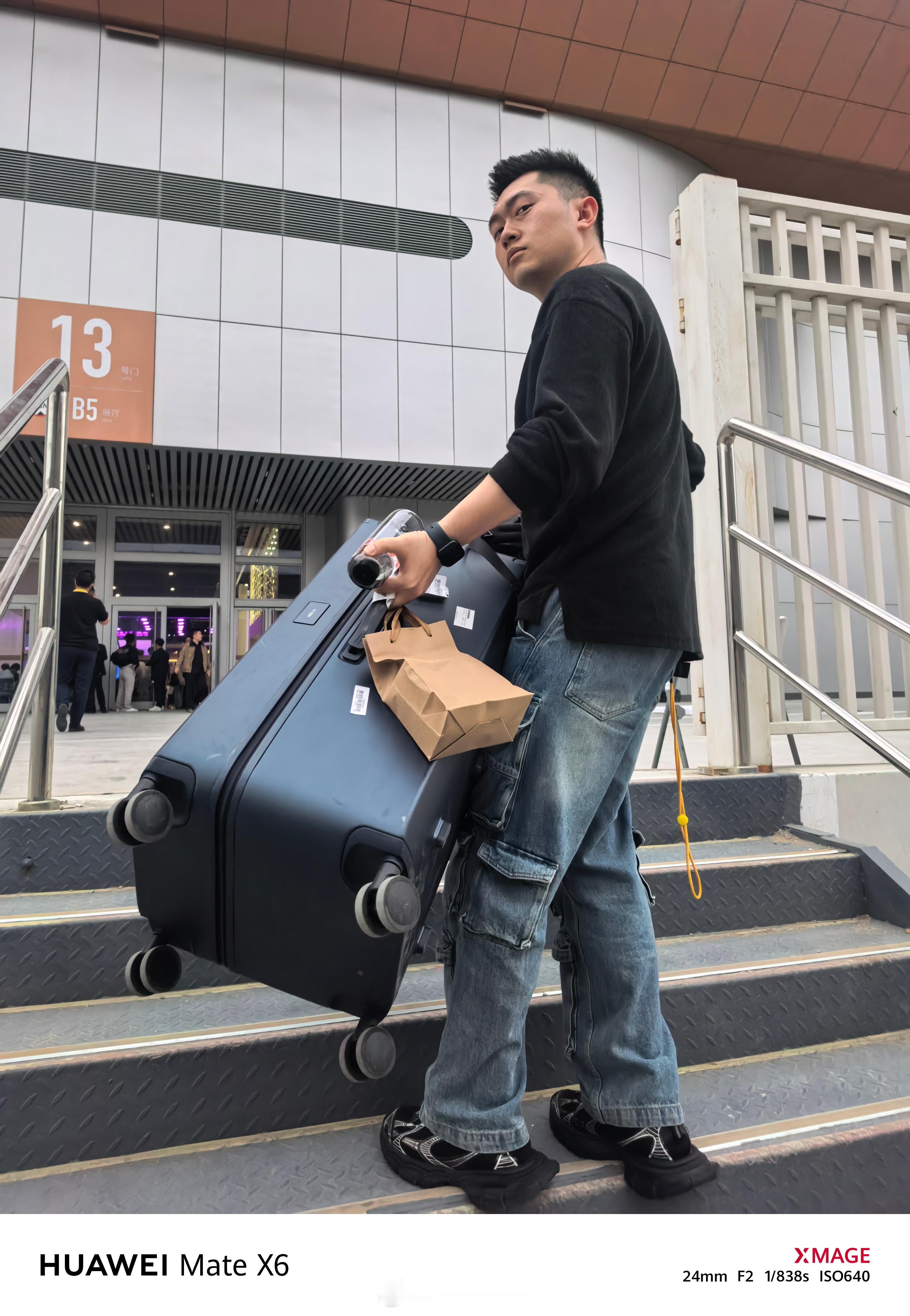 小时候听他们说“出门在外靠兄弟”我一直不认可，我觉得还是靠自己好但是我今天认了，