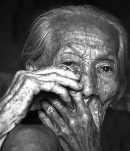 1939年，一19岁少女，被日军推进洗澡房，翻译官笑咪咪的说：“你很漂亮，队长很