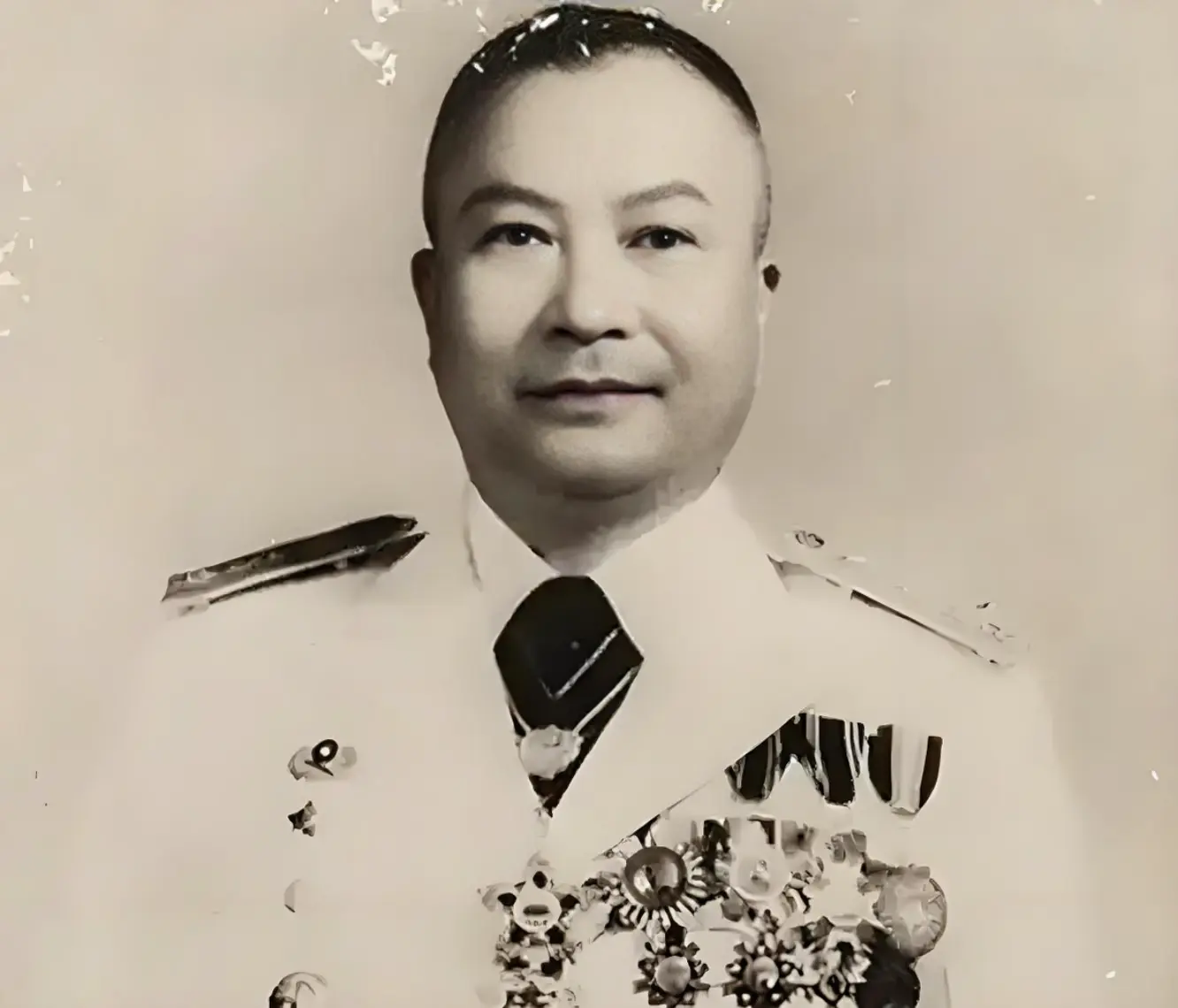 当傅作义宣布起义投诚时，石觉愤怒质问：“你报告总统了吗？”李文则在会场...