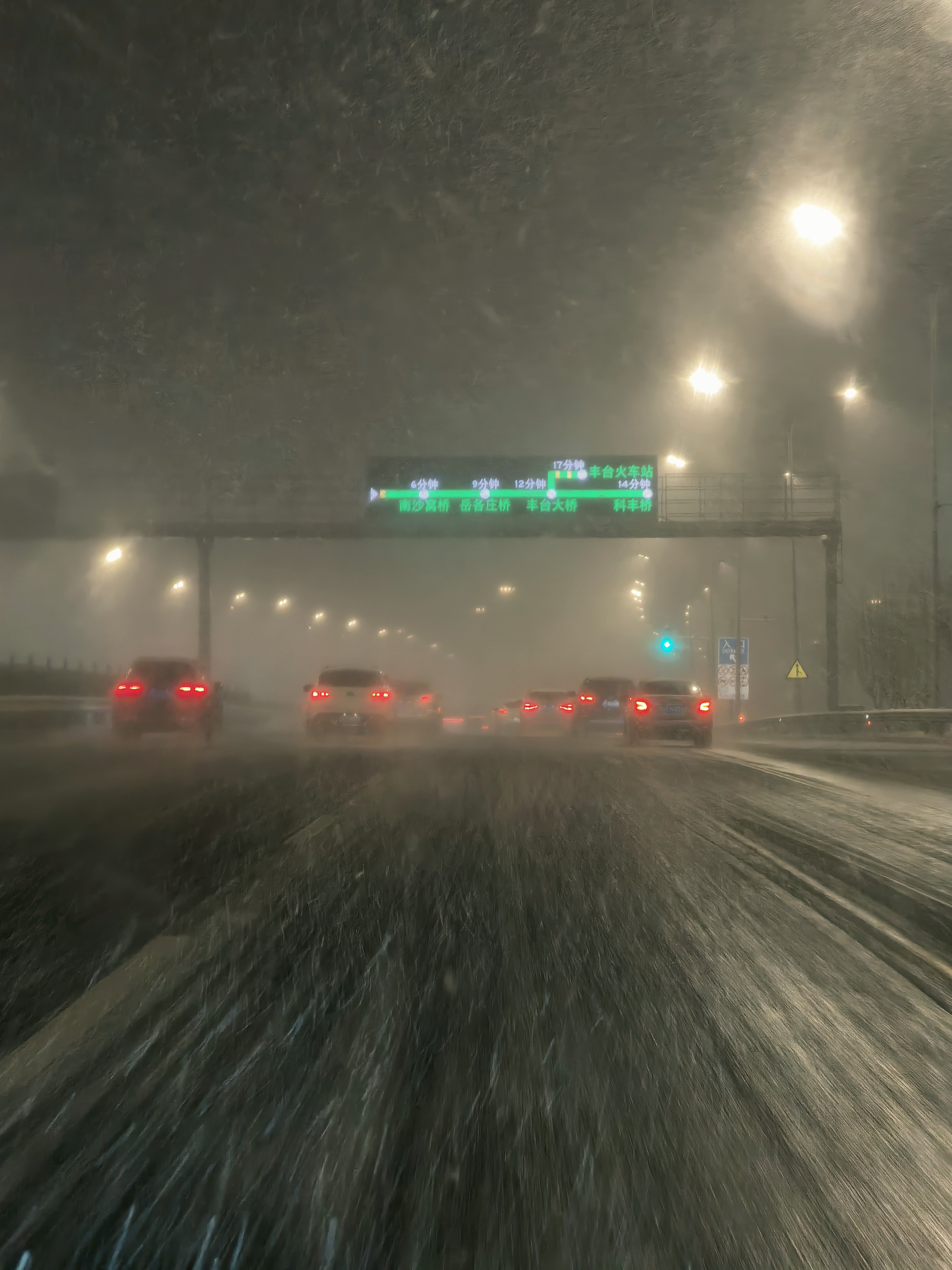 北京这雪又下大了，明天可以打雪仗了！ 