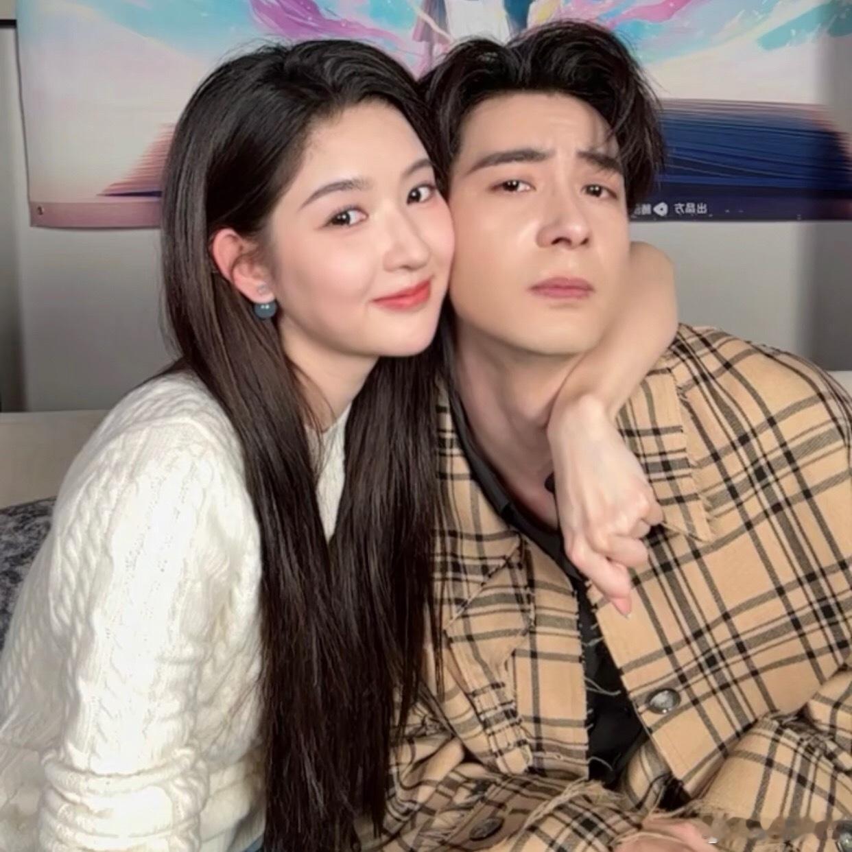 突然的喜欢土甜攻心局光看这张同框自拍就已经甜晕了！今天17:00直播，必须蹲住更