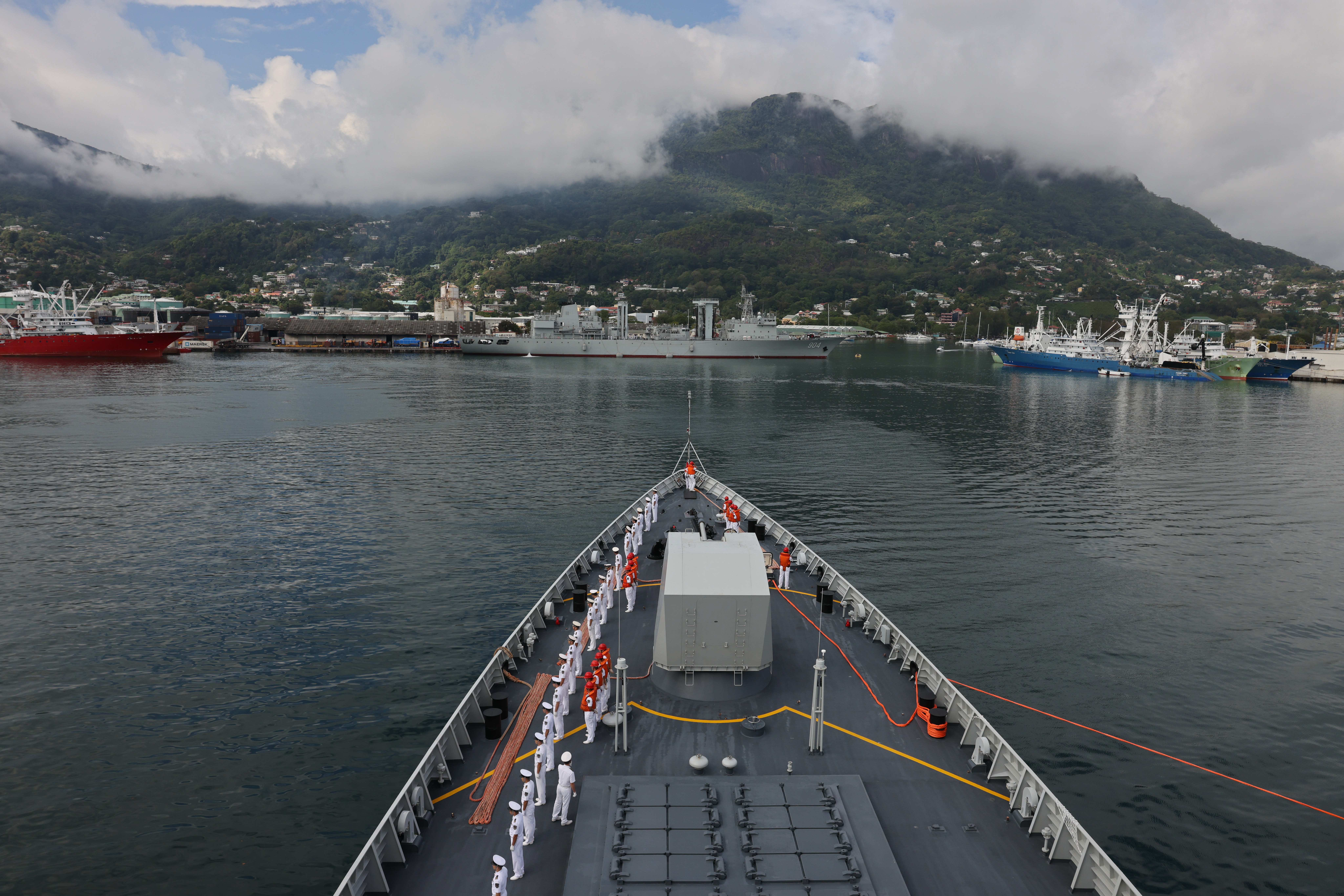 【】11月11日，海军第47批护航编队技术停靠塞舌尔维多利亚港，开展为期5天的补