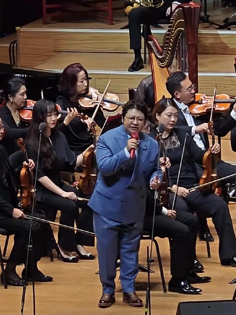 在中国音乐学院60周年校庆音乐会上，歌唱家韩红倾情演唱了一首老电影《小花》中的插