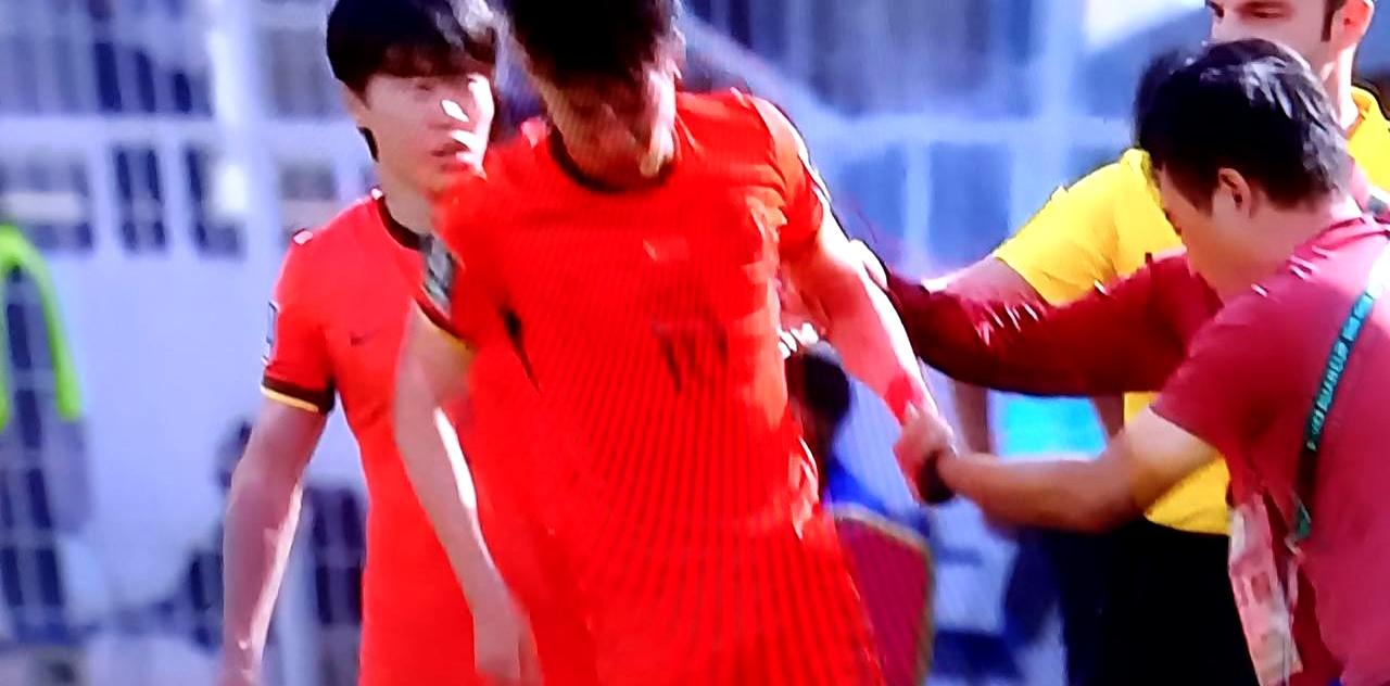 开场两分钟，泰国队直接往王钰栋脚面剁，踩得他当场惨叫。
 

摆明了想先把中国队