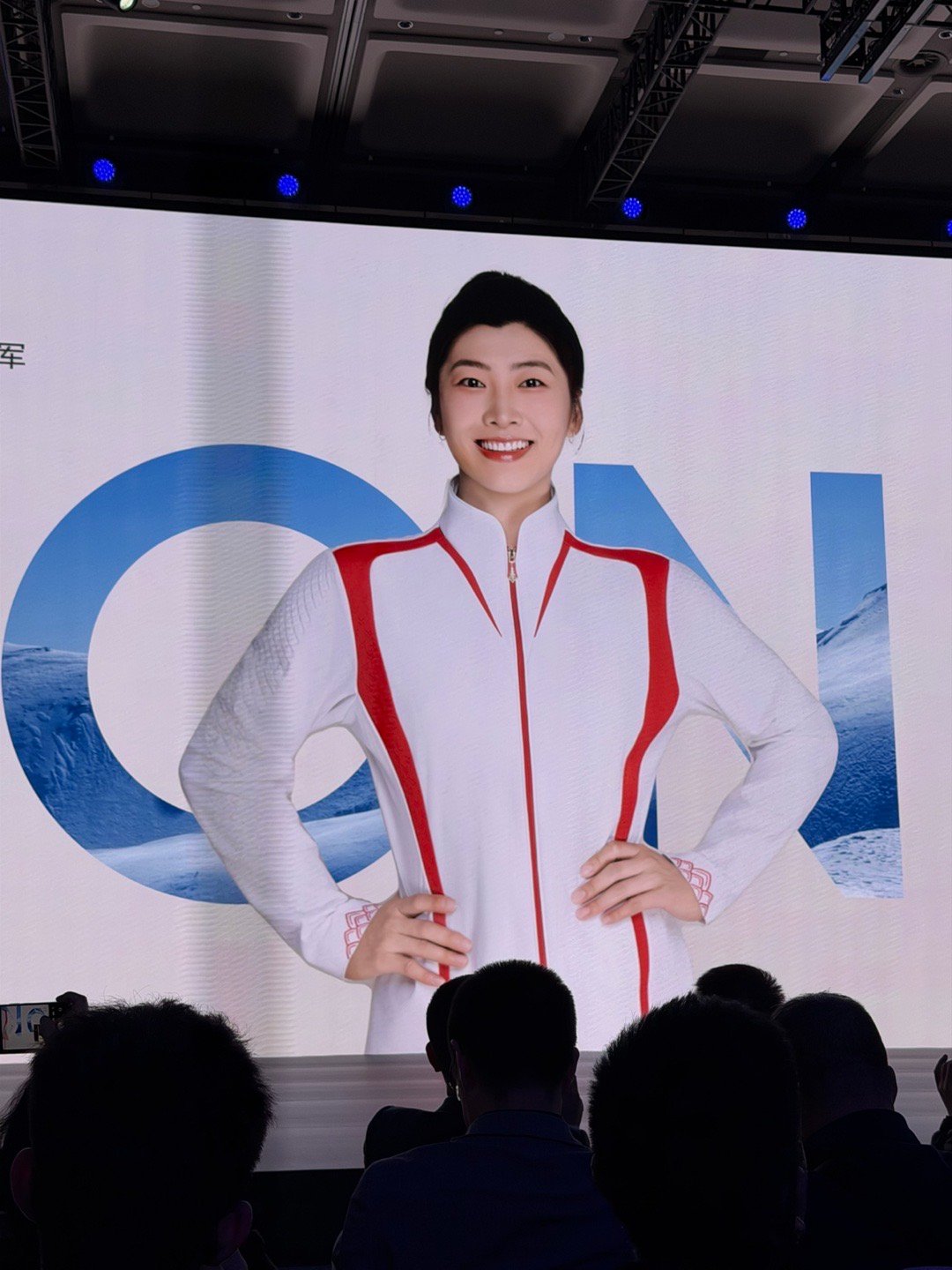 见到奥运冠军-徐梦桃了，她也是荣耀Magic V6实力见证官