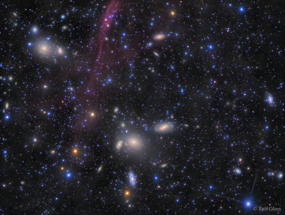 #每天一天文图# 在这幅异常宽与深的唧筒座星系团影像里，视野中到处是星系。排在室