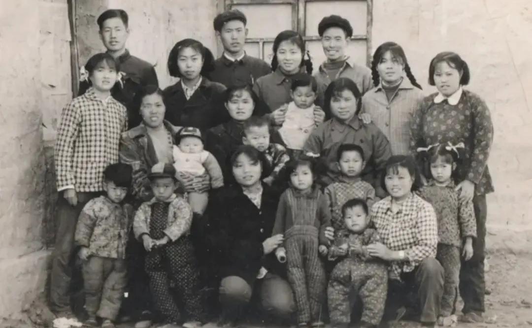 60年代，一个普通家庭，留下了这张珍贵的全家福。照片中的孩子们，父母都洋溢着朴实