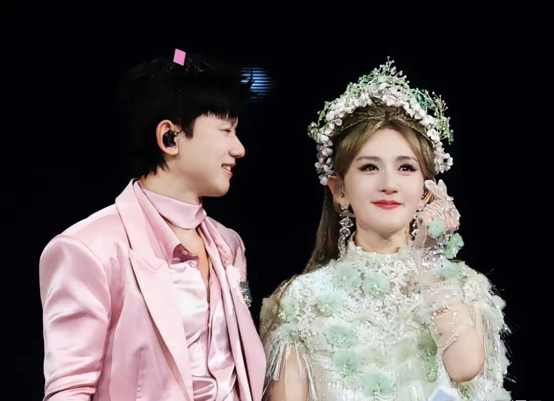 我真心觉得谢娜这辈子大概率不会跟张杰离婚，根本不是生了三个孩子凑活过日子，而是张