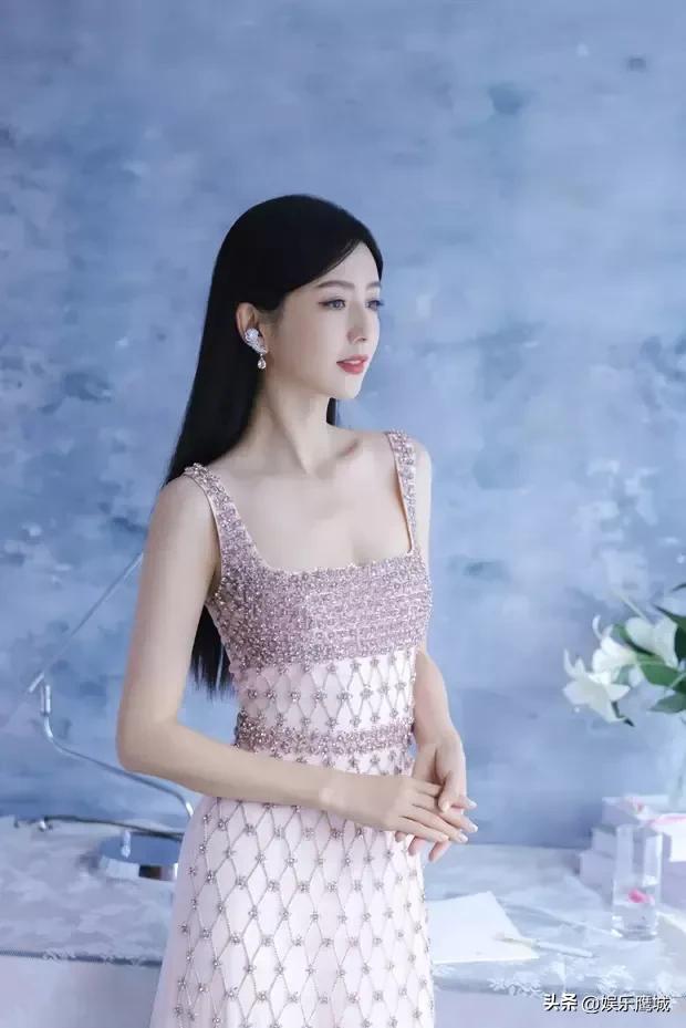 13日，第二届金熊猫盛典红毯上星光熠熠，佟丽娅的绝美造型照惊艳登场。她身着一袭粉