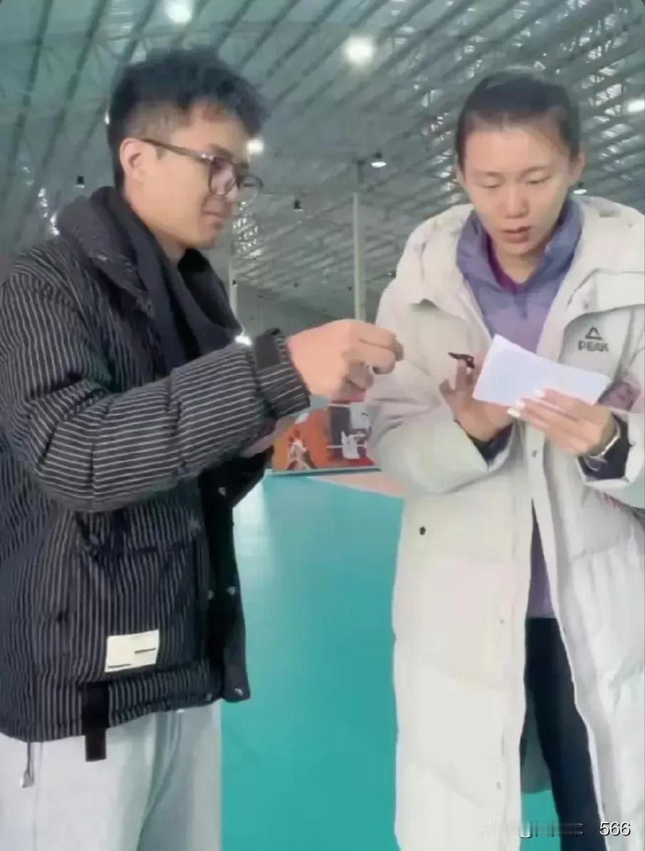 大师姐和小师妹
       天津女排队员王艺竹春节期间回到了母校铁力一中，铁力