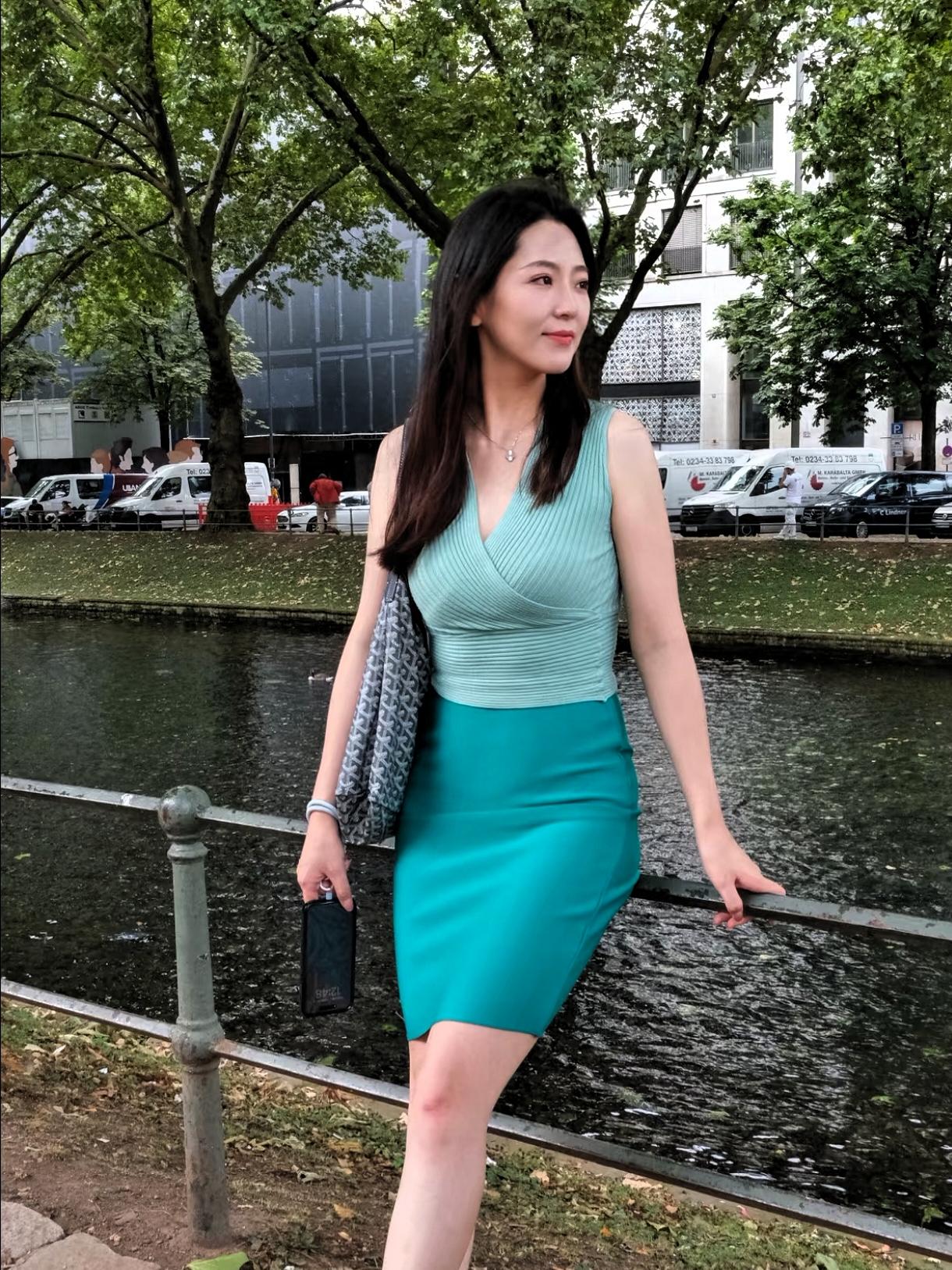 『半窗月痕·临江仙·水岸闲行』
 
碧水流波绕城郭，浓荫叠翠摇风。轻衫凝碧映晴空