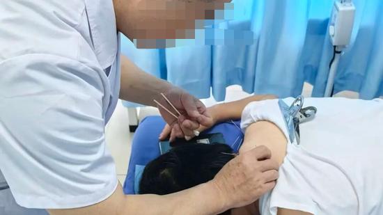 下午去了趟诊所，大夫说我气血虚，得补补，但又不能大补，最后还是决定中药慢补加理疗
