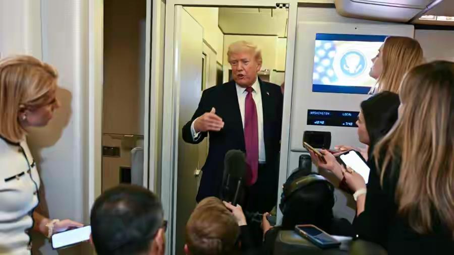 美国的霸权体系如今短板尽显。经济上，美元霸权开始松动。过去美国靠美元在全球薅羊毛