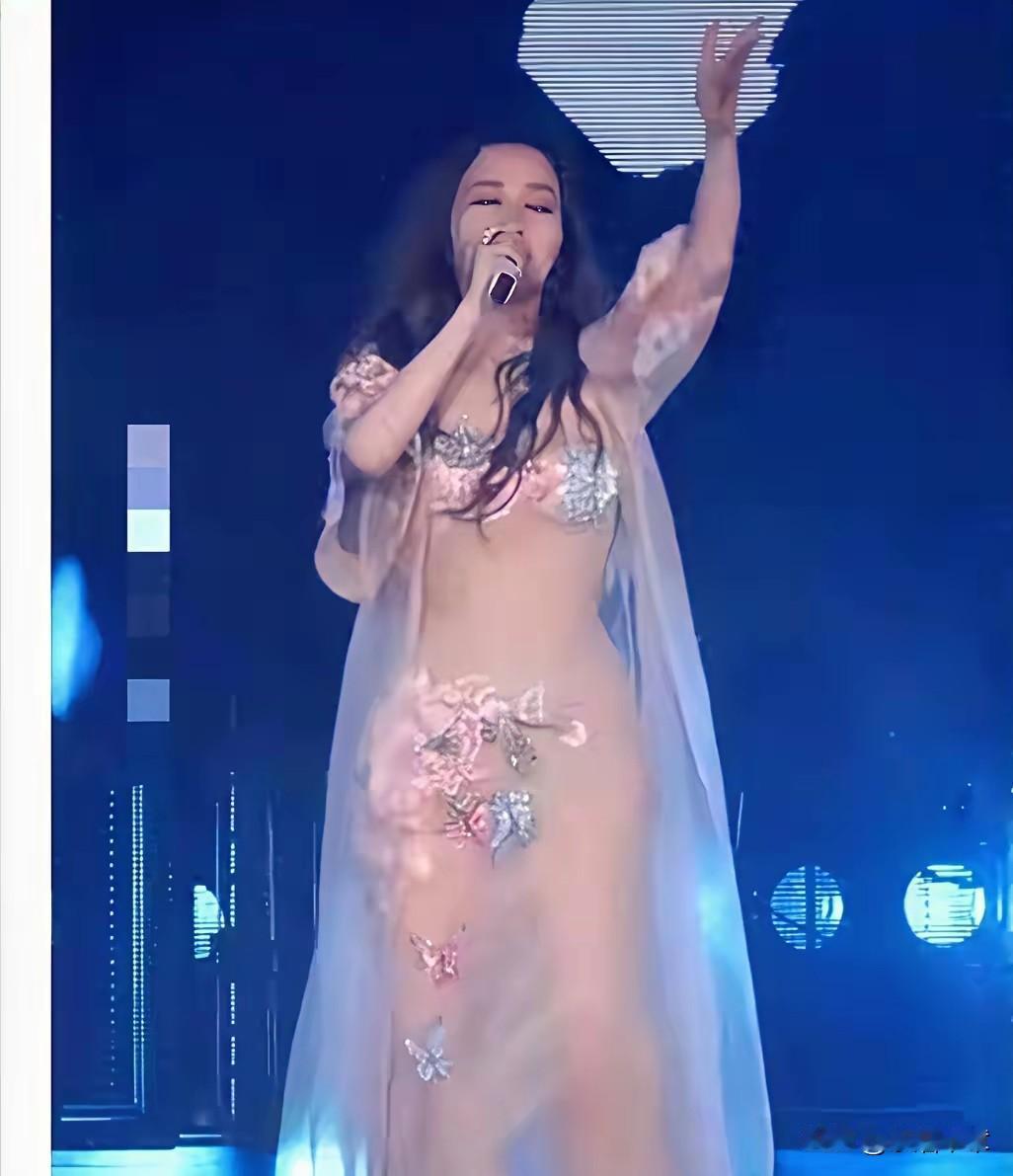 现在歌坛有点怪，男歌手越来越阴柔，女歌手呢，感觉越来越暴露，老男歌手，开始有点“