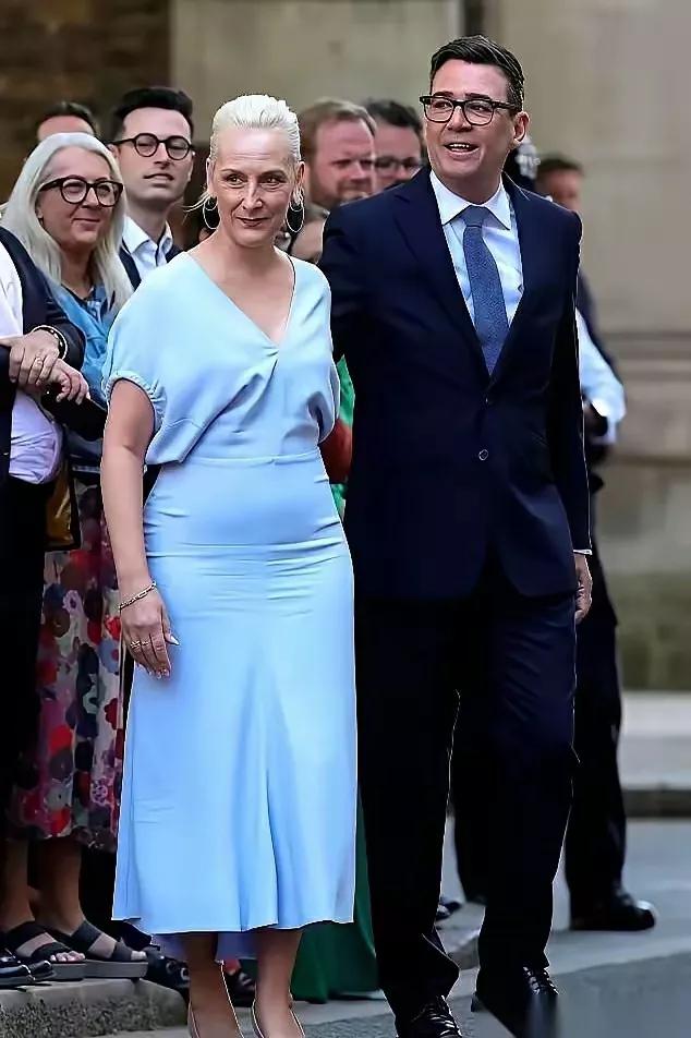 岁月从不害大妈，但有的衣服穿不下！

这不，最近新出炉的英国新首相安迪·伯纳姆，