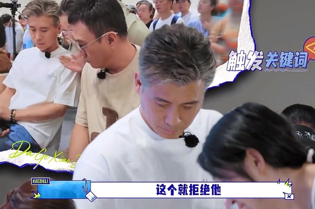 李乃文当助理帮黄圣依拒绝不给to签，胡军看着李乃文这么忙，心里肯定也过意不去。
