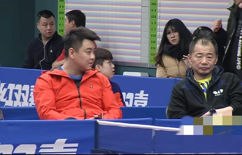 考古老视频！早年赛场藏着小可爱王楚钦
 
无意间翻到很早的乒超赛场画面，前排年轻