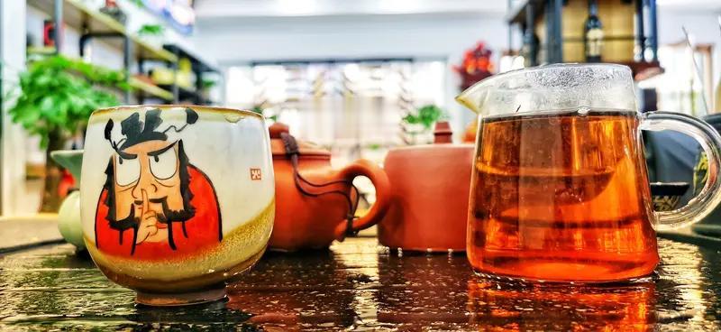 若遇上烦心事,你会喝酒还是喝茶? 生活中烦心事就像不速之客，说来就来。遇上烦心事