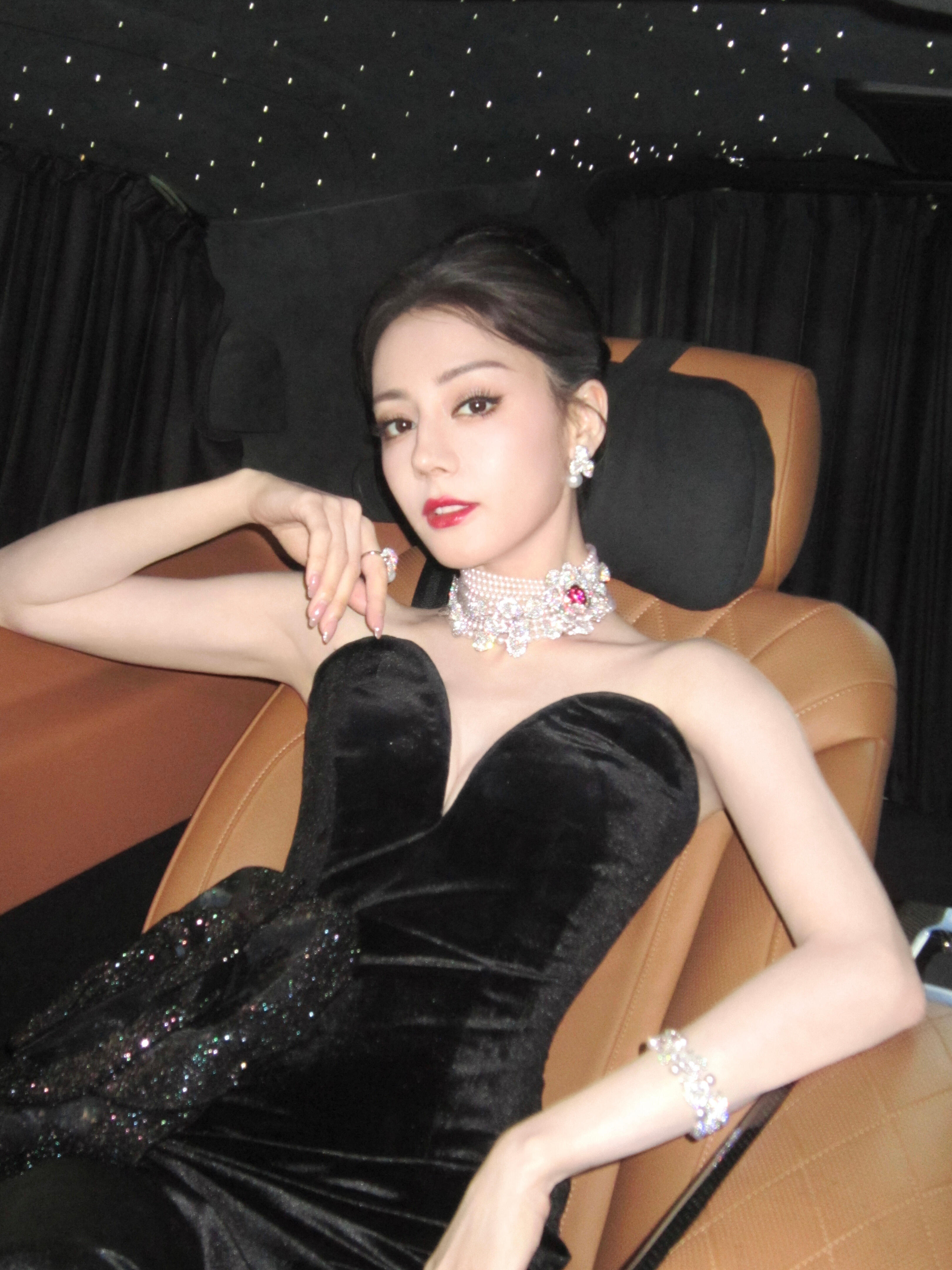 迪丽热巴✖️好美的巴黎碎片[哇]迪丽热巴黑丝绒玫瑰裙 ​​​