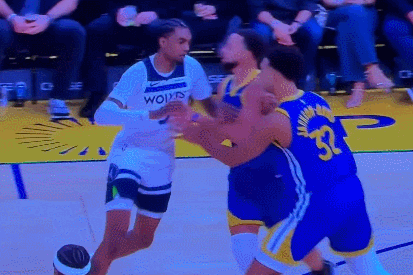 这球能吹库里犯规，裁判倒反天罡 