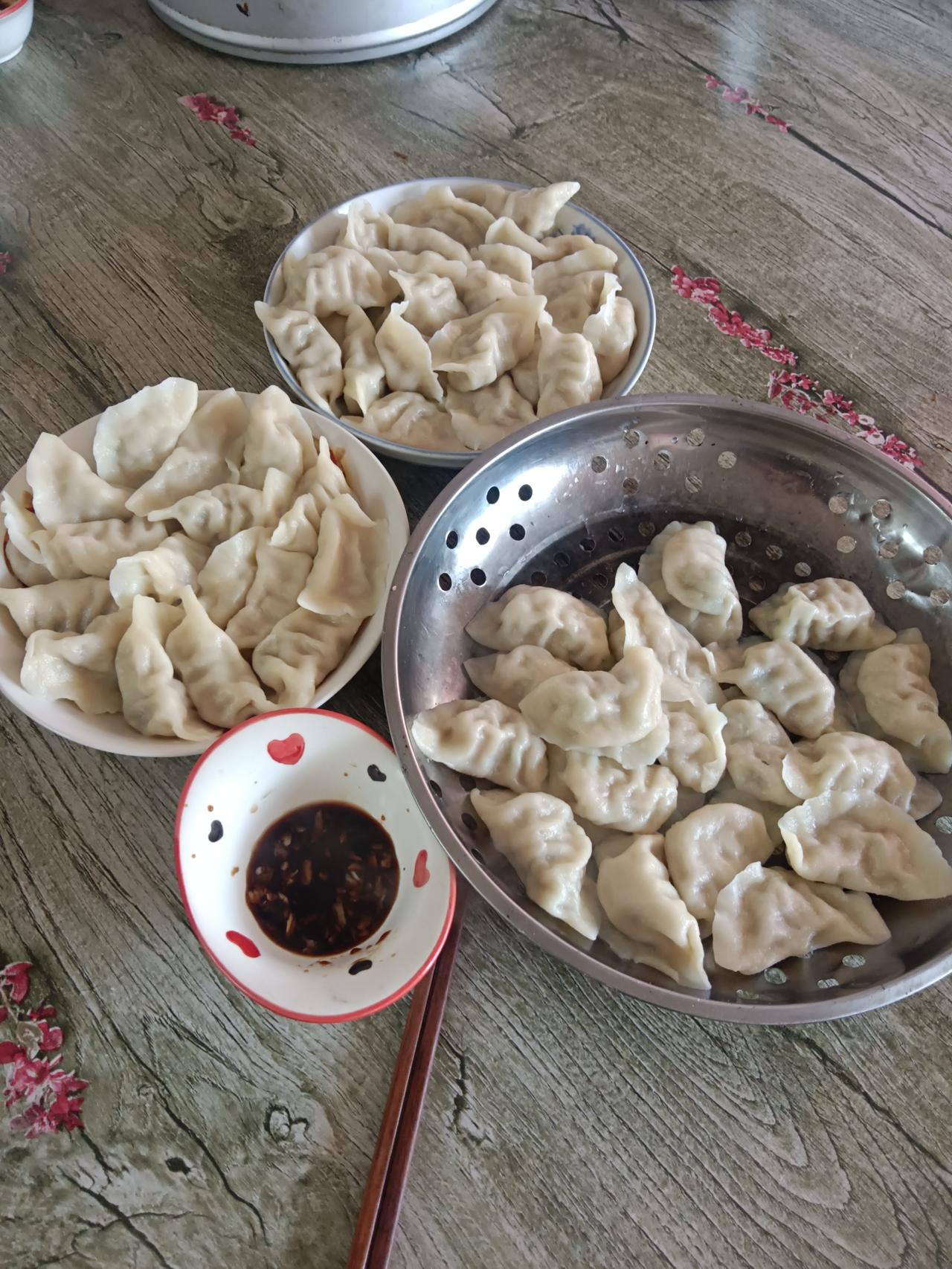 饺子又包多了
你们说怎么办？
[捂脸][捂脸][捂脸]