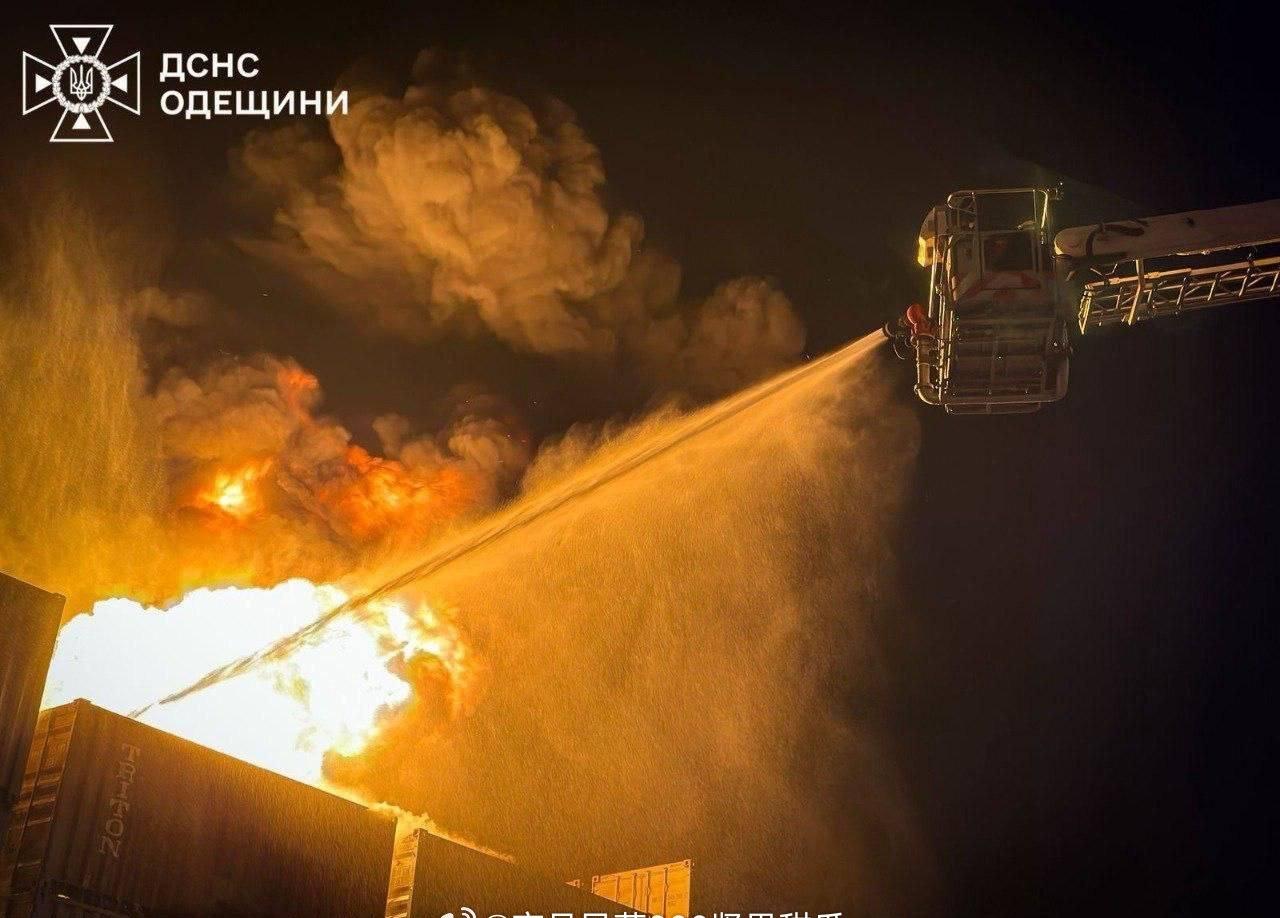 据乌克兰国家紧急服务中心报道，敖德萨地区在夜间遭遇袭击后发生大火。
他们还证实，