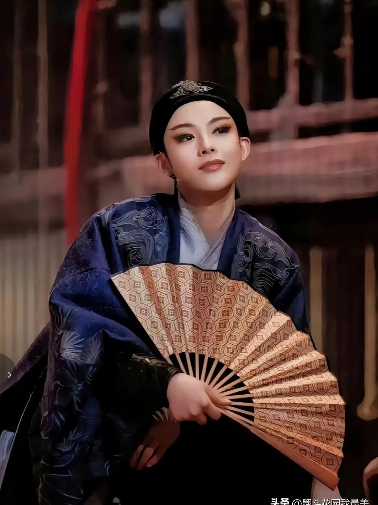 台上她是迷倒韩红、让伊能静追到剧场的“国民老公”，台下她却浑身是伤，一把扇子练了