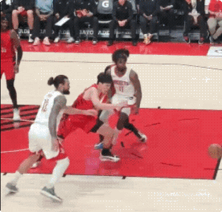 杨瀚森这样拼就对了，这样就值得球迷为他鼓掌，zaiNBA要么你实力够强，要么你足