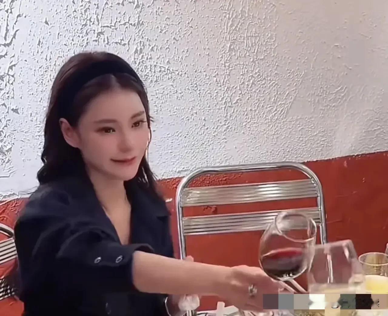 这对小俩口
一个比一个能喝

男的是来者不拒
女的也有样学样

战兰还想抱孙子